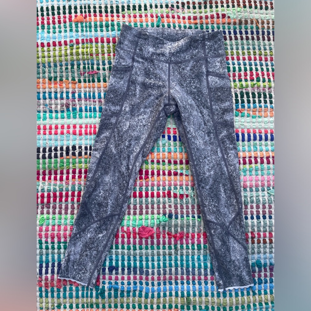 Lululemon Gray Work Out Cropped Tight size 6